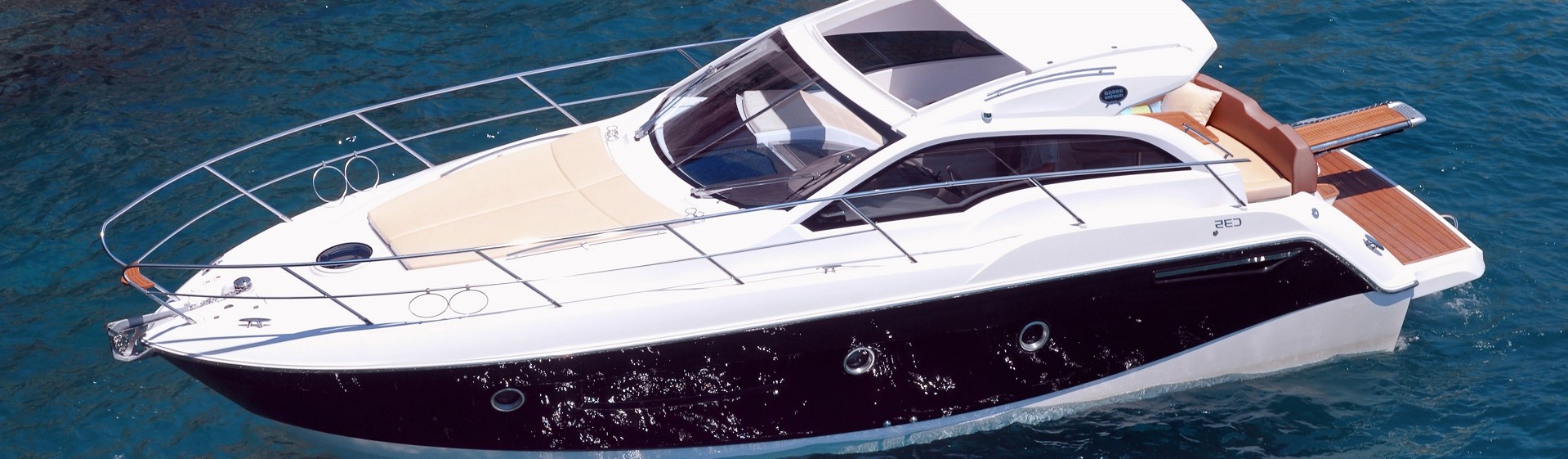 bareboat motor yacht charter